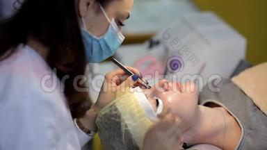 医生-美容师执行矫正和升级睫毛的程序